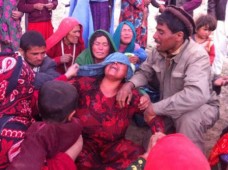 (140503) -- BADAKHSHAN, May 3, 2014 (Xinhua) -- People cry in la
